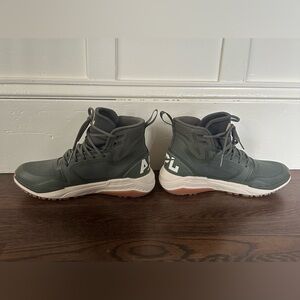 Men’s APL Techloom Defender size 10.5, never worn